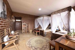 卡拉图Africa Safari Karatu的一间设有两张床和砖墙的房间