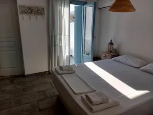 佐努萨岛Astrofegia guest house的一间卧室配有一张大床和毛巾