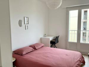 兰斯L' escapade Rémoise - Beau 4 pièces refait à neuf的卧室配有粉红色的床和书桌
