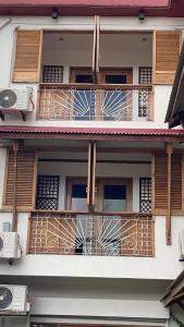 黎牙实比P&B Residences Legazpi的带阳台和空调的建筑