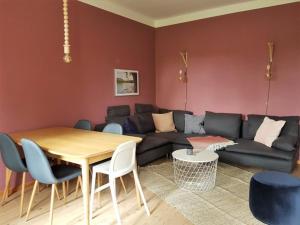菲尔斯滕贝格Gut Boltenhof的客厅配有沙发和桌子
