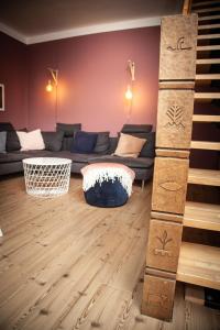 菲尔斯滕贝格Gut Boltenhof的带沙发和木地板的客厅