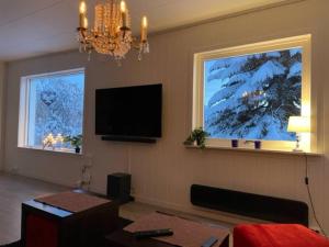 灵塞德House with garage in central Lyngen的客厅配有平面电视和2扇窗户。