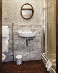马特洛克Hodgkinsons Hotel Matlock Bath的一间带水槽和镜子的浴室