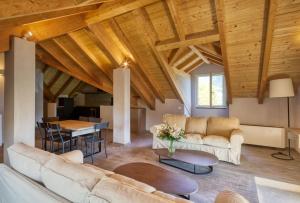 阿伦扎诺Residence Via Di Francia的客厅配有沙发和桌子