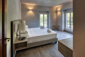 阿伦扎诺Residence Via Di Francia的一间卧室设有一张大床和一个窗户。