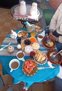 舍夫沙万Dar El Fanne的一张蓝色桌布上满食物的桌子