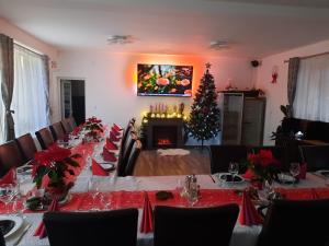 索瓦塔Casa Hărșan的一间设有桌子和圣诞树的用餐室