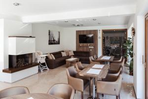 斯祖贝莱克Villa Silvia的客厅配有沙发和桌椅