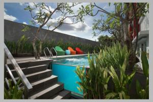 金巴兰祖里吉姆巴兰快捷旅馆的一座带楼梯的游泳池,位于房子旁边