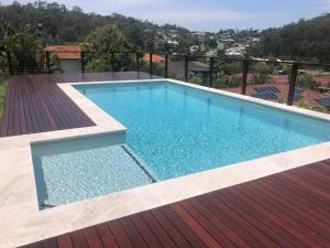 黄金海岸Gold Coast Theme Parks With a Pool的木制甲板上的游泳池