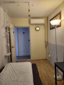 江陵市Aark旅舍的一间医院,配有床和一扇蓝色的门