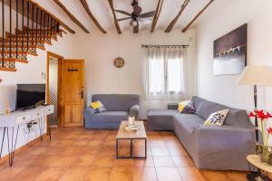 Casa rural LA PEDANIA的客厅配有2张蓝色沙发和电视