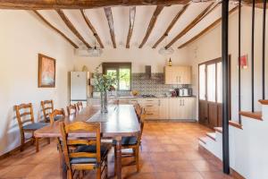 Casa rural LA PEDANIA的厨房以及带桌椅的用餐室。
