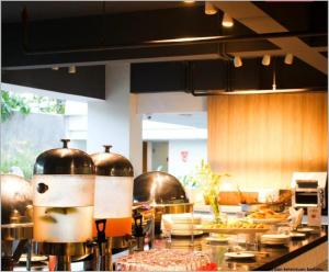 金巴兰祖里吉姆巴兰快捷旅馆的厨房配有餐具和咖啡壶