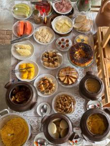CabaceirasPousada Matuto Sonhador的一张桌子上面有很多不同类型的食物