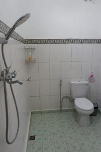 AbeansemalKarauci Homestay的一间带卫生间和淋浴的浴室