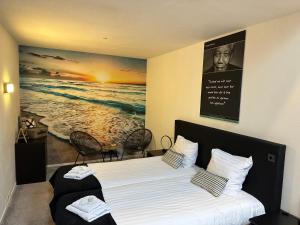 哈林亨Harlingen Staete Wellness B&B Oase van rust en luxe的卧室配有一张壁挂式海报的床