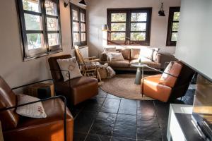 圣胡利娅-德洛里亚Borda Conangle Mountain Lodge的客厅配有皮椅和沙发