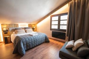 圣胡利娅-德洛里亚Borda Conangle Mountain Lodge的一间卧室设有床、窗户和沙发