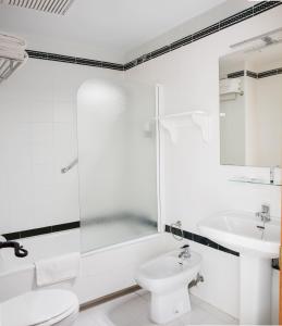 阿尔加尔Hotel Tugasa Villa de Algar的白色的浴室设有卫生间和水槽。
