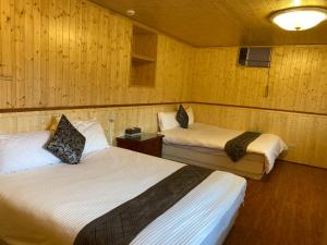 Hualing拉拉山5.5K农庄的木墙客房的两张床