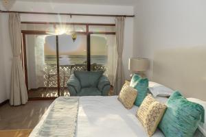 蒙巴萨Sultan Palace Beach Retreat Mombasa的一间卧室设有一张床,享有海景