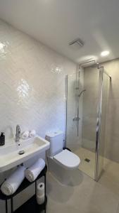 帕格拉Casa Goldberg的浴室配有卫生间、盥洗盆和淋浴。