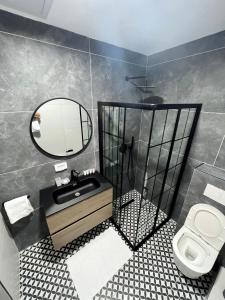 埃拉特בוטיק רפאל Boutique Rafael的一间带水槽、镜子和卫生间的浴室