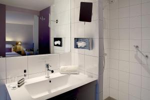 尼奥尔拉布雷奇贝斯特韦斯特酒店的白色的浴室设有水槽和淋浴。