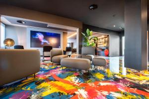 卡斯泰尔达扎诺Muraless Art Hotel的大堂,在客房内铺设了色彩缤纷的地毯