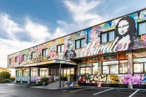 卡斯泰尔达扎诺Muraless Art Hotel的一座建筑上涂满了涂鸦