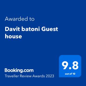 姆茨赫塔Davit batoni Guest house的一间深色浴室旅馆,其文字被授予黎明巴塔林