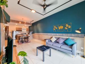 吉隆坡KL One Residence by Nest Home [Infinity Pool & KL Skyline]的客厅配有沙发和桌子