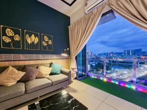 吉隆坡KL One Residence by Nest Home [Infinity Pool & KL Skyline]的带沙发和大窗户的客厅