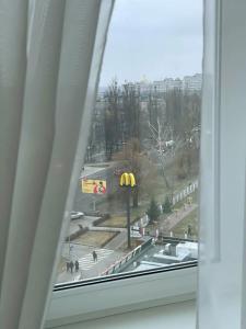 布恰Подобово ЖК Центральний вул.Нове Шосе, 8А的从mcdonalds餐厅的窗户欣赏风景