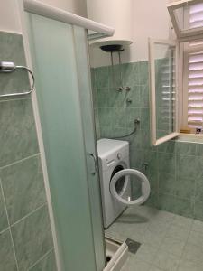 蒂瓦特阿尼塔旅馆的一间带卫生间和玻璃门的浴室