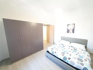卡萨莱蒙费拉托Appartamento Il Castello的一间卧室配有一张床和橱柜。