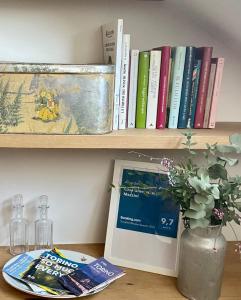 都灵Casa Ginepro via Mazzini的书架,书架和桌子上的盘子