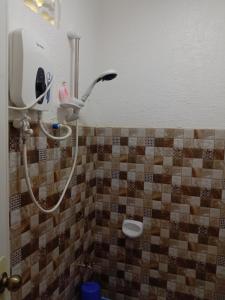 爱妮岛KIMURA PENSION的浴室内配有淋浴和吹风机