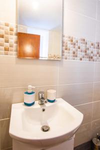 卡尔帕索斯Maria House的浴室设有白色水槽和镜子