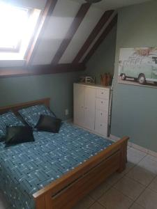 奥内莱沙托Le Plouf des Gargouilles的卧室配有一张床铺,墙上装有面包车