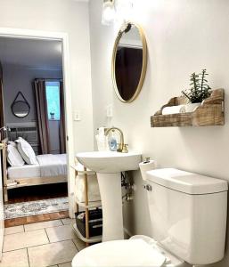 纳什维尔Great Apartment in WeHo的一间带卫生间、水槽和镜子的浴室