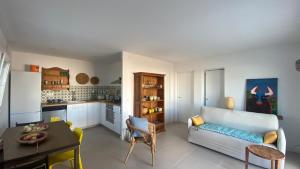奇克拉纳－德拉弗龙特拉Casa Costa Ecologica y de Design con Piscina, Jardin y Parking的客厅配有沙发和桌子