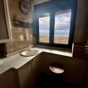 擞莫Vistas al Mar的一间带水槽和窗户的浴室