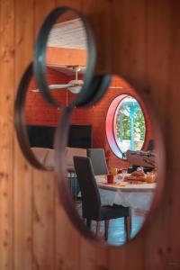 Arzens耐图内伍德旅馆的享有带桌椅的用餐室的景致。