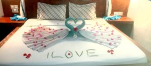 江比阿Kiungani Lodge的一张有两颗心和我爱的词的床铺