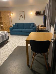 伊萨菲尔德索赫玛一室公寓的客厅配有蓝色的沙发和桌子