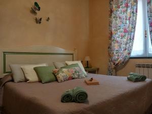 博纳索拉阿菲塔卡梅尔达卡拉酒店的卧室配有带枕头的大床和窗户。