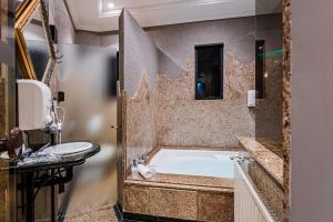 拉热阿杜Monn Cherry Motel的带浴缸和盥洗盆的浴室